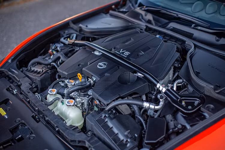 Đặc biệt, xe được trang bị thêm phần cánh gió "ducktail" (đuôi vịt) kết nối trực tiếp vào thân xe thông qua các mối đinh tán. Logo của VeilSide cũng xuất hiện nổi bật trên vị trí này. Về nội thất, toàn bộ phần ghế nguyên bản đều được thay thế bằng ghế đua sợi carbon của VeilSide. Logo của hãng độ cũng có mặt ở hầu hết các chi tiết bên trong khoang cabin như bảng taplo, tapi cửa, vô lăng…