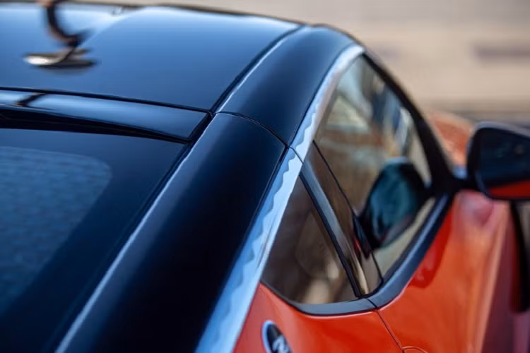  Về động cơ, xe vẫn sử dụng khối động cơ V6 3.0L tăng áp kép cho công suất 405 mã lực, mô-men xoắn 475 Nm. Khối động cơ này đi kèm hộp số sàn 6 cấp tiêu chuẩn và tùy chọn hộp số tự động 9 cấp. Mặc dù thông số tăng tốc xe chưa được công bố rõ, nhưng Nissan khẳng định thế hệ mới này sẽ nhanh hơn 15%, tức là nhiều khả năng chiếc xe này có thể tăng tốc từ 0-100km/h chỉ trong vòng 4 giây.