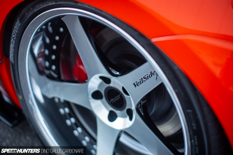 Ngoài ra, Nissan Z VeilSide FFZ400 còn được trang bị bộ mâm 5 chấu có kích thước 20 inch, nổi bật với logo đặc trưng của VeilSide. Đi kèm theo đó là cơ cấu phuộc hơi giúp giảm khoảng sáng gầm xuống mức thấp nhất.