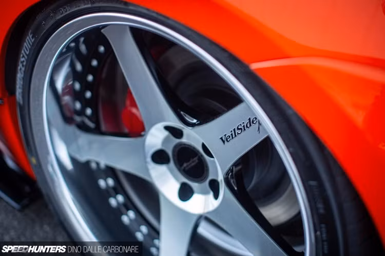 Ngoài ra, Nissan Z VeilSide FFZ400 còn được trang bị bộ mâm 5 chấu có kích thước 20 inch, nổi bật với logo đặc trưng của VeilSide. Đi kèm theo đó là cơ cấu phuộc hơi giúp giảm khoảng sáng gầm xuống mức thấp nhất.