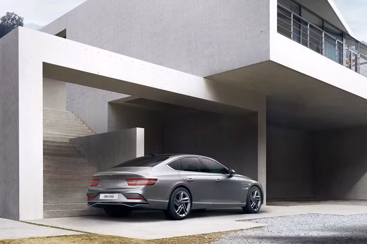 Ở bên ngoài, mẫu xe sedan Genesis G80 2025 sở hữu kiểu lưới tản nhiệt mới và đèn pha thích ứng Micro Lens Array (MLA), đây là công nghệ mới có khả năng tăng độ sáng, thường được ứng dụng trên các mẫu TV OLED.