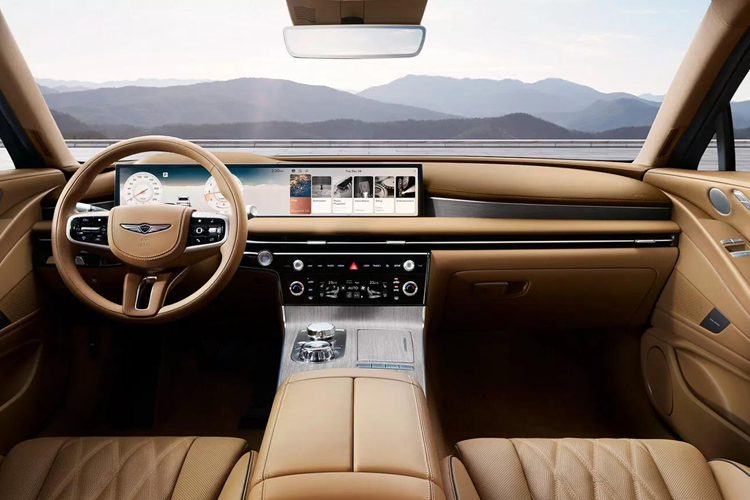 Mâm xe mới được thiết kế lại lấy cảm hứng từ cánh quạt máy bay có kích thước 20 inch, cùng với cản sau được tinh chỉnh so với bản tiền nhiệm. Để giúp khách hàng tăng thêm tính chất cá nhân hóa cho chiếc xe của mình, G80 2025 sẽ được hãng ưu ái cung cấp tới 10 màu ngoại thất, bao gồm tùy chọn màu Brooklyn Brown mới.