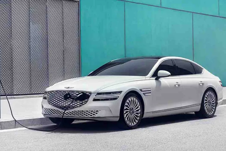 Thông tin chi tiết về những thay đổi liên quan tới động cơ xe vẫn chưa được tiết lộ. Danh mục Genesis G80 hiện tại có các loại máy xăng 2.5L và 3.5L, trong đó công suất mạnh nhất lên tới 375 mã lực (280 kW).