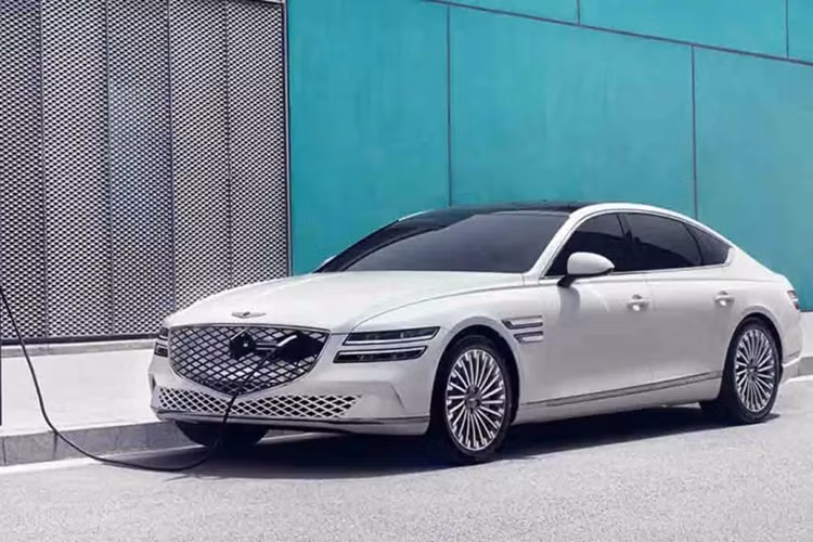 Thông tin chi tiết về những thay đổi liên quan tới động cơ xe vẫn chưa được tiết lộ. Danh mục Genesis G80 hiện tại có các loại máy xăng 2.5L và 3.5L, trong đó công suất mạnh nhất lên tới 375 mã lực (280 kW).