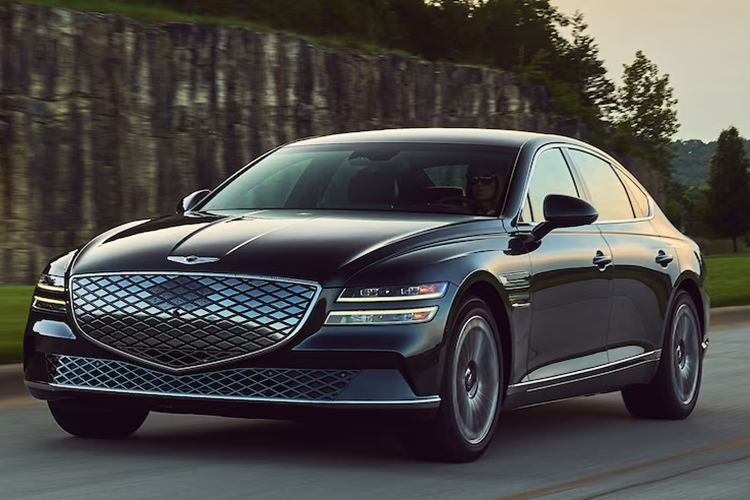 Bên cạnh bản tiêu chuẩn, G80 2025 còn có thêm bản Sport với kiểu lưới tản nhiệt khác, khe hút gió lớn hơn, cản xe được thiết kế lại, trang trí với màu đen và bạc. Trong gói Sport cũng sẽ bao gồm “nội thất độc quyền” với vô-lăng đáy phẳng và các chi tiết trang trí carbon màu đỏ hoặc bạc.