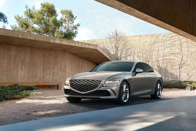 Về nội thất, Genesis G80 2025 được đại tu toàn bộ ở khu vực hiển thị thông tin. Theo đó, cụm đồng hồ kỹ thuật số 12,3 inch và màn hình thông tin giải trí trung tâm kích thước 14,5 inch trước đây đã không còn, vì nay chúng được kết hợp lại thành một dải màn hình OLED duy nhất có kích thước lớn tới 27 inch, đầy đủ chức năng cảm ứng.