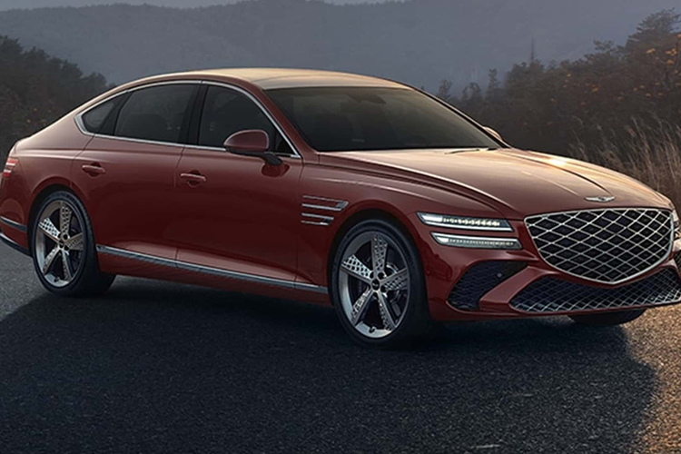 Xe cũng có các nút điều khiển điều hòa dạng cảm ứng hoàn toàn mới, cụm chọn số được thiết kế lại theo phong cách “như pha lê” hoa mỹ hơn, vô-lăng và bảng điều khiển trung tâm mới.