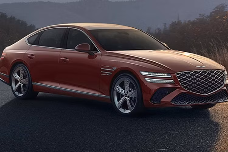 Xe cũng có các nút điều khiển điều hòa dạng cảm ứng hoàn toàn mới, cụm chọn số được thiết kế lại theo phong cách “như pha lê” hoa mỹ hơn, vô-lăng và bảng điều khiển trung tâm mới.