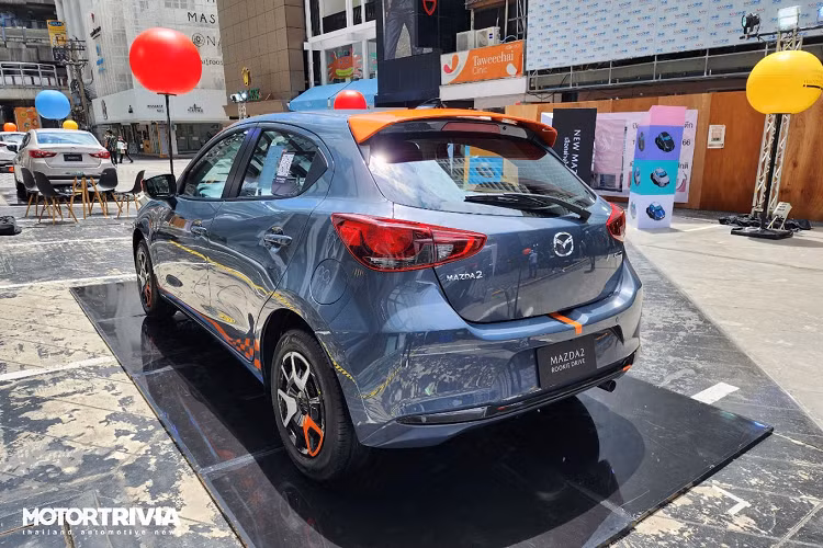 Mazda2 hiện được phân phối chính hãng ở Việt Nam với cả hai biến thể sedan và hatchback, đi kèm mức giá khoảng 415-512 triệu đồng. Tổng kết 6 tháng đầu năm, doanh số Mazda2 đạt 2.061 chiếc, tăng mạnh so với con số 1.478 xe vào cùng kỳ năm ngoái.