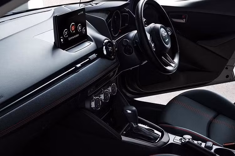 Trong đó, đáng chú ý là phiên bản động cơ 1.5L 3 xy-lanh SkyActiv-X hoàn toàn mới hứa hẹn tiết kiệm nhiên liệu đáng kể và một bản plug-in hybrid với mô-tơ điện kết hợp với động cơ xoay.