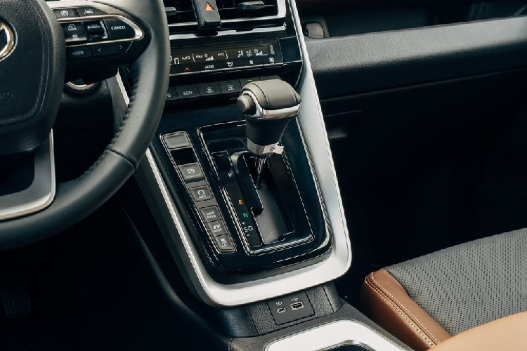 Không chỉ thay đổi khung gầm, Toyota Innova Cross 2024 còn tăng mạnh về kích thước, bao gồm chiều dài 4.760 mm, chiều rộng 1.850 mm, chiều cao 1.790 mm và chiều dài cơ sở 2.850 mm. Chiều cao gầm tối thiểu của xe đạt 160 mm. Hiện chưa rõ trang bị cụ thể của Innova Cross 2024 ở Việt Nam. Chỉ biết rằng, xe sẽ được nhập khẩu từ Indonesia.