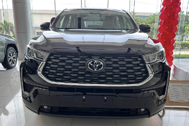 Bên cạnh tên gọi, nhân viên tư vấn bán hàng tại đại lý còn hé lộ một số thông tin khác liên quan đến mẫu MPV hạng trung này. Theo đó, Toyota Innova Cross 2024 tại Việt Nam sẽ có 3 phiên bản, bao gồm 1 phiên bản hybrid. Xe sẽ có cả nội thất 7 chỗ và 8 chỗ. Trong đó, phiên bản hybrid sẽ chỉ đi kèm cấu hình nội thất 7 chỗ ngồi.