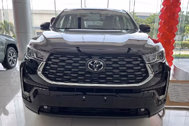 Bên cạnh tên gọi, nhân viên tư vấn bán hàng tại đại lý còn hé lộ một số thông tin khác liên quan đến mẫu MPV hạng trung này. Theo đó, Toyota Innova Cross 2024 tại Việt Nam sẽ có 3 phiên bản, bao gồm 1 phiên bản hybrid. Xe sẽ có cả nội thất 7 chỗ và 8 chỗ. Trong đó, phiên bản hybrid sẽ chỉ đi kèm cấu hình nội thất 7 chỗ ngồi.