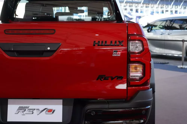 Khả năng Toyota Hilux GR Sport 2024 đến Việt Nam có thể khá thấp vì mẫu xe bán tải này sở hữu sức bán yếu tại nước ta. Toyota Hilux GR Sport 2024 dành cho thị trường Thái Lan sở hữu thiết kế và trang bị giống với xe tại Úc. Tuy nhiên, tên gọi đầy đủ của mẫu xe này ở Thái Lan là Toyota Hilux Revo GR Sport.