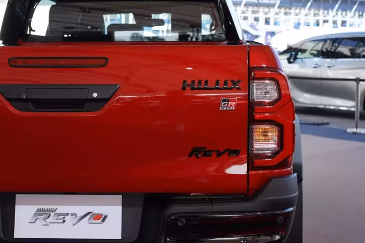 Khả năng Toyota Hilux GR Sport 2024 đến Việt Nam có thể khá thấp vì mẫu xe bán tải này sở hữu sức bán yếu tại nước ta. Toyota Hilux GR Sport 2024 dành cho thị trường Thái Lan sở hữu thiết kế và trang bị giống với xe tại Úc. Tuy nhiên, tên gọi đầy đủ của mẫu xe này ở Thái Lan là Toyota Hilux Revo GR Sport.