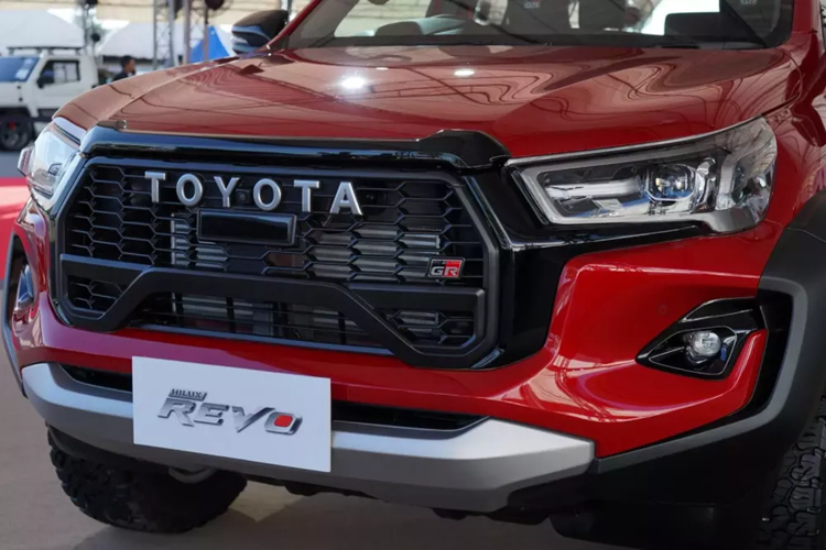 Bên trong xe là không gian nội thất màu đen với bộ bàn đạp thể thao bằng kim loại và dây đai an toàn màu đỏ. Phía sau vô lăng còn có thêm lẫy chuyển số thể thao.