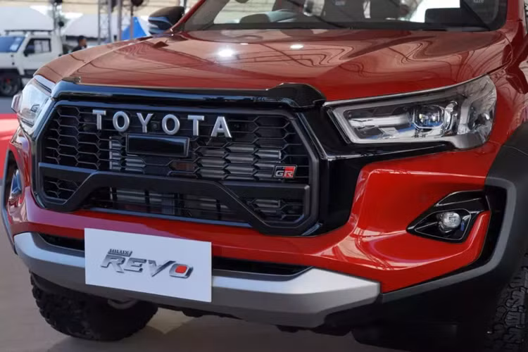 Bên trong xe là không gian nội thất màu đen với bộ bàn đạp thể thao bằng kim loại và dây đai an toàn màu đỏ. Phía sau vô lăng còn có thêm lẫy chuyển số thể thao.