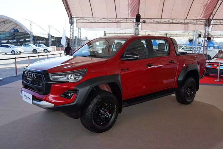 Điểm nhấn của Toyota Hilux GR Sport 2024 nằm ở bên dưới nắp ca-pô. Tại đây, xe được trang bị động cơ diesel 4 xi-lanh, tăng áp, dung tích 2.8L quen thuộc nhưng tạo ra công suất tối đa 224 mã lực và mô-men xoắn cực đại 550 Nm. So với bản thường, động cơ của Toyota Hilux GR Sport 2024 mạnh hơn 10%.