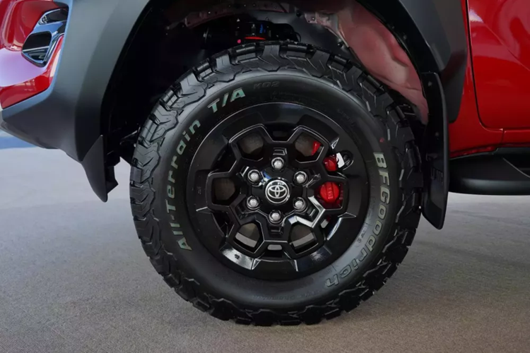 Động cơ này đi kèm với hộp số tự động 6 cấp đã được cải tiến sao cho thể thao hơn. Tương xứng với động cơ mạnh hơn là hệ thống phanh mới với phanh đĩa được trang bị cho cả 4 bánh. Đĩa phanh cũng được tăng kích thước với đường kính 338 mm phía trước và 312 mm sau.