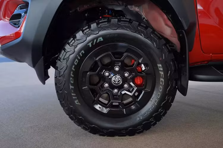 Động cơ này đi kèm với hộp số tự động 6 cấp đã được cải tiến sao cho thể thao hơn. Tương xứng với động cơ mạnh hơn là hệ thống phanh mới với phanh đĩa được trang bị cho cả 4 bánh. Đĩa phanh cũng được tăng kích thước với đường kính 338 mm phía trước và 312 mm sau.