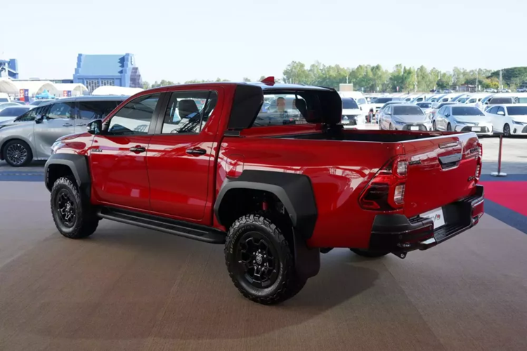 Hiện giá xe Toyota Hilux GR Sport 2024 tại thị trường Thái Lan chưa được công bố.Đây được xem là đối thủ của Ford Ranger Raptor thế hệ mới đang bán tại Việt Nam, tuy nhiên mẫu bán tải hiệu năng cao nhà Toyota kém được ưu chuộng hơn.