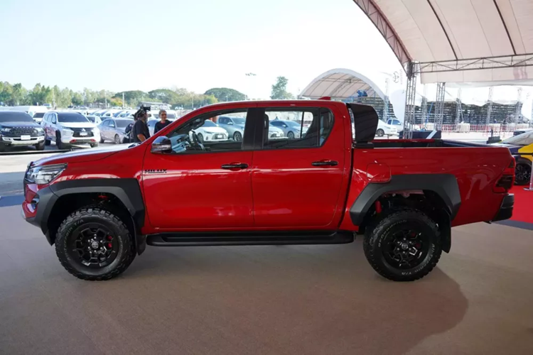 Để cải thiện hiệu suất vận hành của Hilux GR Sport mới, hãng Toyota đã bổ sung giảm xóc trụ đơn KYB với lực giảm chấn cao hơn và có khả năng tản nhiệt, đi kèm lò xo trụ cứng hơn. Những thay đổi này giúp giảm góc lật, tăng cường độ chính xác khi đánh lái và cải thiện sự ổn định cho xe.