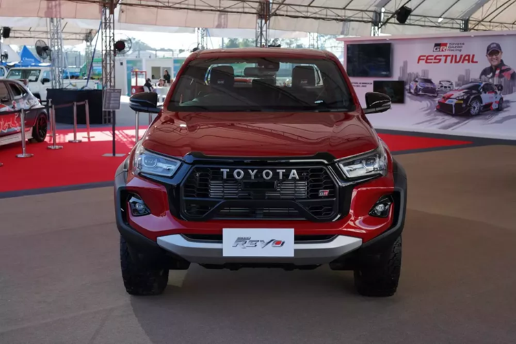 Theo kế hoạch, mẫu xe bán tải Toyota Hilux GR Sport mới sẽ được bán ra ở thị trường Thái Lan vào năm sau như đối thủ của Ford Ranger Raptor. Hiện chưa rõ hãng Toyota có kế hoạch bán phiên bản hiệu suất cao của dòng xe bán tải Hilux tại Việt Nam hay không.