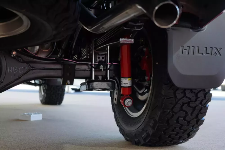 Chưa hết, phiên bản hiệu suất cao của Toyota Hilux còn được mở rộng 140 mm ở phần đầu xe và 155 mm ở đuôi xe nhờ ốp cua lốp cỡ lớn mới. Nằm bên trong hốc bánh của xe là vành hợp kim 17 inch, đi với lốp chạy mọi địa hình.