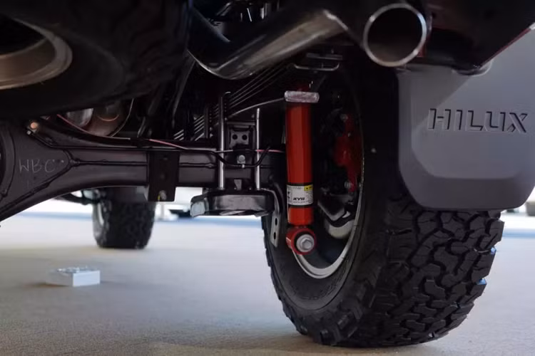 Chưa hết, phiên bản hiệu suất cao của Toyota Hilux còn được mở rộng 140 mm ở phần đầu xe và 155 mm ở đuôi xe nhờ ốp cua lốp cỡ lớn mới. Nằm bên trong hốc bánh của xe là vành hợp kim 17 inch, đi với lốp chạy mọi địa hình.