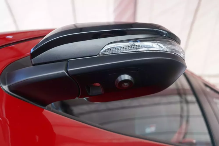 Cuối cùng là sự xuất hiện của logo "GR" ở khắp mọi nơi như trên lưới tản nhiệt, cùm phanh màu đỏ, cửa thùng hàng, bên trong thùng hàng, tựa đầu ghế và vô lăng.