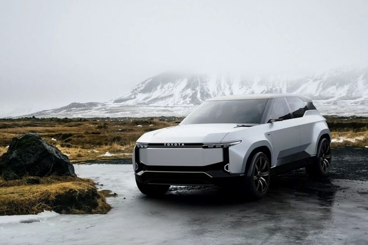 Khu vực đầu xe gây ấn tượng với lưới tản nhiệt dạng kín, kết hợp với cụm đèn pha thanh mảnh và dòng chữ TOYOTA. Đằng sau, xe được trang bị đèn hậu dạng thanh LED mảnh kéo dài qua cửa cốp. Phần vòm bánh xe được tạo hình nổi khối, tạo nên cảm giác hầm hố cho mẫu SUV điện.