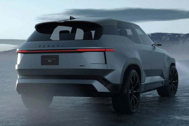 Toyota chưa công bố thông số kỹ thuật của Land Cruiser EV nhưng cho biết xe sẽ có khung gầm liền khối (unibody), thay vì kiểu khung gầm rời như bản chạy xăng. Nhà sản xuất cũng hé lộ rằng mẫu xe này có hệ thống treo phù hợp với việc di chuyển trong đô thị và mô-men xoắn cao.