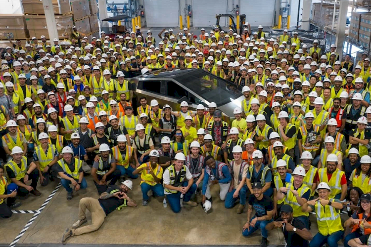 Tesla xuat xuong ban tai dien Cybertruck chong dan dau tien