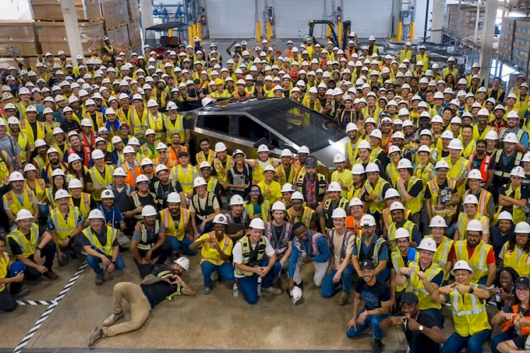 Tesla xuat xuong ban tai dien Cybertruck chong dan dau tien