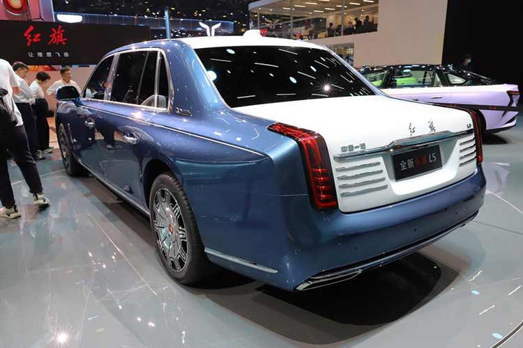 Lý do là việc Hồng Kỳ L5 thế hệ mới chính thức ra mắt có thiết kế "tân cổ giao duyên", nhưng giá bán tận 5 triệu nhân dân tệ, tương đương 680.000 đô la, hay 16,2 tỷ đồng, và đây cũng là giá bán của dòng xe siêu sang đình đám Rolls-Royce Ghost 2023.