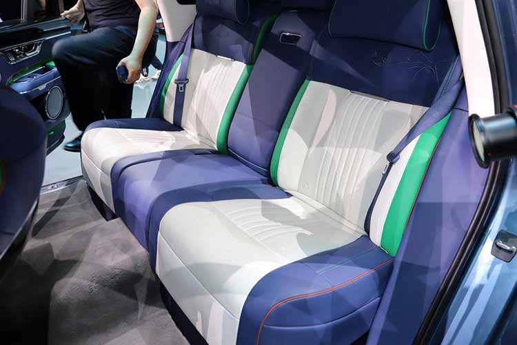 Nội thất Hongqi L5 thế hệ mới là sự kết hợp giữa mới và cũ. Vô-lăng hai chấu cổ điển, trong khi ở táp-lô công nghệ mới với 3 màn hình lớn (gồm màn hình sau vô-lăng, màn hình giải trí và màn hình cho ghế phụ). Các nút điều khiển vật lý chuyển xuống bảng điều khiển trung tâm. Ghế bọc da cao cấp 3 tông màu. Không gian hàng ghế sau rộng rãi.