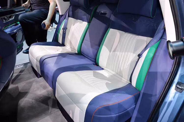 Nội thất Hongqi L5 thế hệ mới là sự kết hợp giữa mới và cũ. Vô-lăng hai chấu cổ điển, trong khi ở táp-lô công nghệ mới với 3 màn hình lớn (gồm màn hình sau vô-lăng, màn hình giải trí và màn hình cho ghế phụ). Các nút điều khiển vật lý chuyển xuống bảng điều khiển trung tâm. Ghế bọc da cao cấp 3 tông màu. Không gian hàng ghế sau rộng rãi.