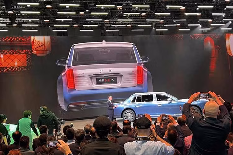 Vì thế, nếu ai đó chọn mua Hồng Kỳ L5 2023 chắc chắn trong garage sẽ có vài chiếc siêu xe, hay xe siêu sang của nhiều hãng nổi tiếng, đơn giản là giá xe Hồng Kỳ L5 2023 từ 16,3 tỷ đồng, không thua kém gì Rolls-Royce Ghost 2023 đang bán ở Trung Quốc.