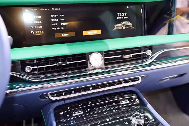 Hồng Kỳ L5 là mẫu sedan 4 cửa với ngôn ngữ thiết kế khác biệt. Kiểu dáng của nó có sự liên quan đáng kể đến chiếc limousine nổi tiếng của bang Hồng Kỳ CA770. Nó có đèn pha tròn giống nhau và lưới tản nhiệt mạ crôm hình chữ nhật rộng lớn.