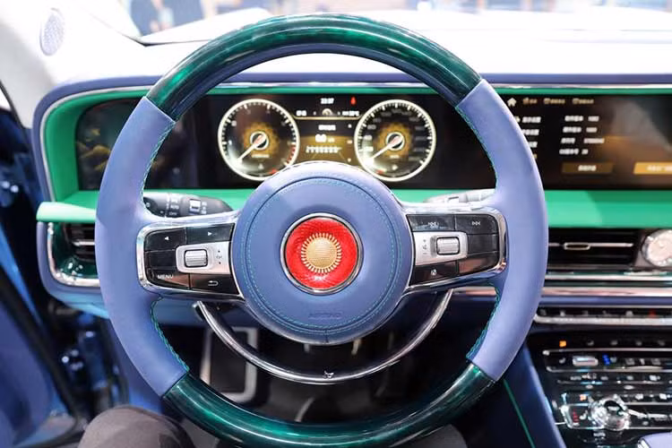 Và chiếc cuối cùng là Hồng Kỳ L5 2023 dòng L, bao gồm những chiếc xe sang trọng nhất dành cho các quan chức chính phủ và đặc biệt tiếp cận những người trong giới kinh doanh.