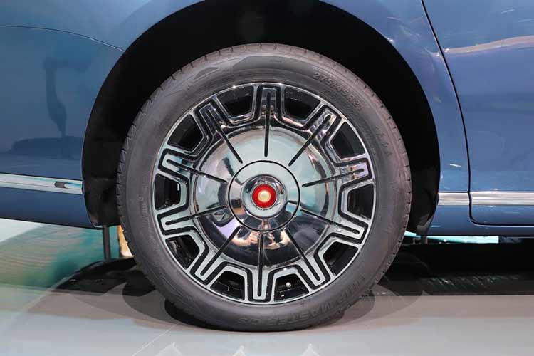 Hongqi (Hồng Kỳ) là thương hiệu cao cấp thuộc Tập đoàn FAW thuộc sở hữu nhà nước Trung Quốc. Ban đầu, nó được sinh ra để phục vụ cho việc đi lại của các cấp cao Đảng Cộng sản Trung Quốc. Sau này, xe Hồng Kỳ đã có sẵn cho mọi người trải nghiệm.