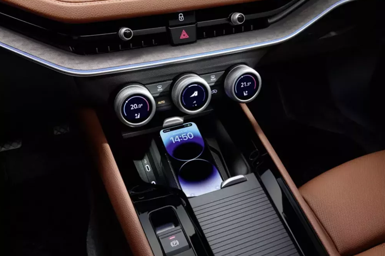 Các nhà thiết kế của Skoda đã nỗ lực cải thiện cả công nghệ lẫn chất lượng bên trong mẫu xe này. Điểm nhấn của Skoda Superb 2024 nằm ở màn hình cảm ứng trung tâm 13 inch, kết hợp cùng bảng đồng hồ kỹ thuật số Virtual Cockpit 10 inch và màn hình hiển thị thông tin kính lái HUD