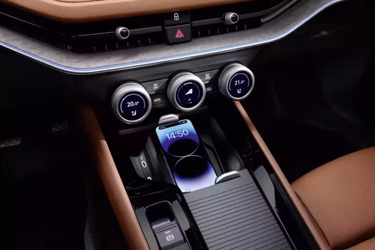 Các nhà thiết kế của Skoda đã nỗ lực cải thiện cả công nghệ lẫn chất lượng bên trong mẫu xe này. Điểm nhấn của Skoda Superb 2024 nằm ở màn hình cảm ứng trung tâm 13 inch, kết hợp cùng bảng đồng hồ kỹ thuật số Virtual Cockpit 10 inch và màn hình hiển thị thông tin kính lái HUD