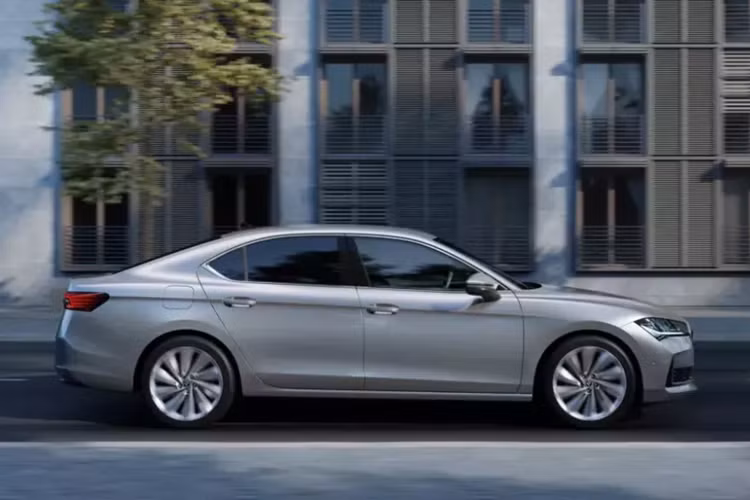 Bên cạnh đó là những nâng cấp đáng chú ý cả về mặt công nghệ, động cơ, tiện nghi lẫn thực dụng. Được phát triển dựa trên cơ sở gầm bệ MQB tương tự Volkswagen Passat Variant 2024, mẫu xe sedan Skoda Superb 2024 mới sở hữu chiều dài 4.912 mm ở bản sedan và 4.902 mm ở bản station wagon.