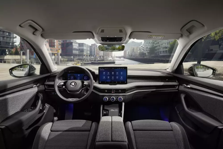 Bên ngoài, Superb thế hệ mới có những chi tiết thiết kế khá đặc trưng của thương hiệu Skoda như lưới tản nhiệt với những nan nằm dọc dạng thác nước và các đường dập gân sắc sảo. Thêm vào đó là cụm đèn pha LED Matrix thanh mảnh hơn trước và cụm đèn hậu LED hiện đại với thiết kế "pha lê", mang đến ngoại hình cao cấp hơn cho mẫu xe châu Âu này.