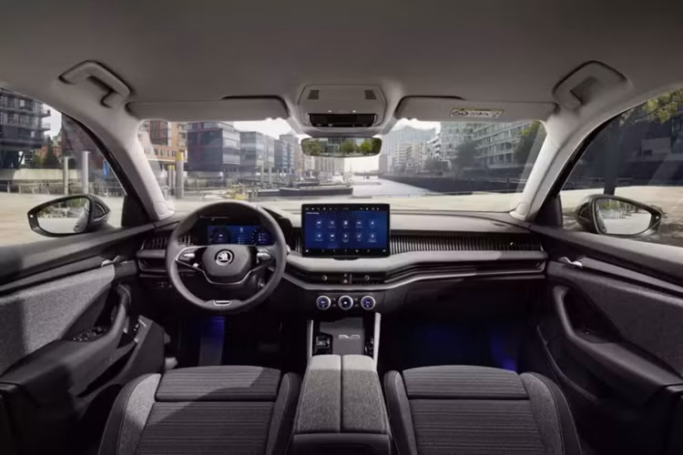 Bên ngoài, Superb thế hệ mới có những chi tiết thiết kế khá đặc trưng của thương hiệu Skoda như lưới tản nhiệt với những nan nằm dọc dạng thác nước và các đường dập gân sắc sảo. Thêm vào đó là cụm đèn pha LED Matrix thanh mảnh hơn trước và cụm đèn hậu LED hiện đại với thiết kế "pha lê", mang đến ngoại hình cao cấp hơn cho mẫu xe châu Âu này.