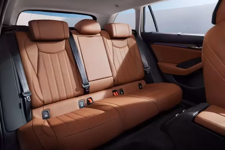 Trong khi đó, núm xoay ở giữa có thể thực hiện nhiều tác vụ, tùy theo lựa chọn của người lái, từ chỉnh âm lượng, tốc độ quạt gió, hướng gió, chọn chế độ điều hòa thông minh, chế độ lái đến phóng to bản đồ của hệ thống định vị.