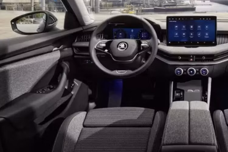 Hiện giá bán Skoda Superb 2024 vẫn chưa được công bố. Trong tương lai, Skoda Superb dự kiến cũng sẽ được bán ở Việt Nam. Đây là 1 trong 4 mẫu xe mà Skoda dự định sẽ nhập khẩu nguyên chiếc và bán ở Việt Nam trong giai đoạn đầu, bên cạnh Kodiaq, Karoq và Octavia.