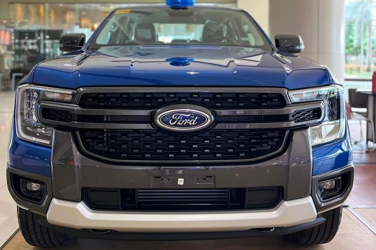 Theo thông tin từ các đại lý, dòng xe Ford Ranger tại Việt Nam chuẩn bị tăng giá ở hàng loạt phiên bản từ ngày 1/5/2023 tới đây. Đặc biệt, trong bảng giá do đại lý đưa ra còn xuất hiện phiên bản Sport AT 4x4 mới. Theo đó, giá xe Ford Ranger Sport AT 4x4 2023 tại Việt Nam sẽ sở hữu giá bán 864 triệu đồng.