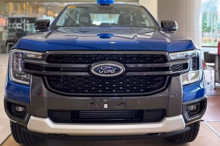 Theo thông tin từ các đại lý, dòng xe Ford Ranger tại Việt Nam chuẩn bị tăng giá ở hàng loạt phiên bản từ ngày 1/5/2023 tới đây. Đặc biệt, trong bảng giá do đại lý đưa ra còn xuất hiện phiên bản Sport AT 4x4 mới. Theo đó, giá xe Ford Ranger Sport AT 4x4 2023 tại Việt Nam sẽ sở hữu giá bán 864 triệu đồng.